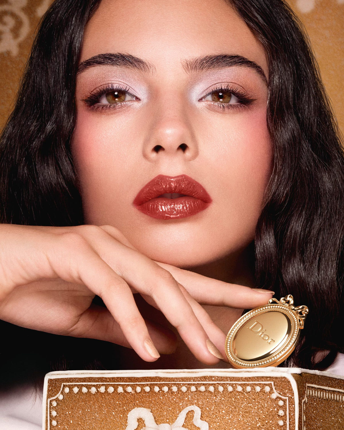 Model holding the Dior Médaillon